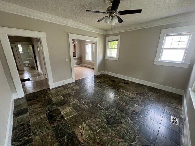 Building Photo - 319 S Hampton Dr