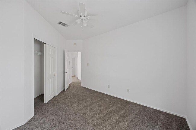 Building Photo - 914 N Creek Blvd