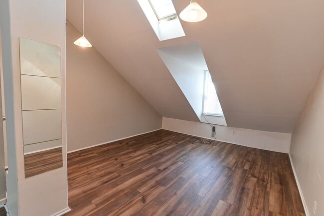 Building Photo - Adorable 2 Bedroom Single Family on Penn St