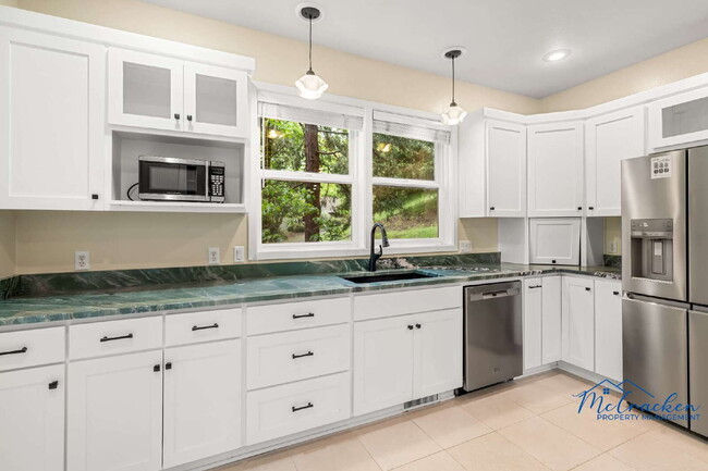 Building Photo - Stunning 3-Bedroom Home with Breathtaking ...