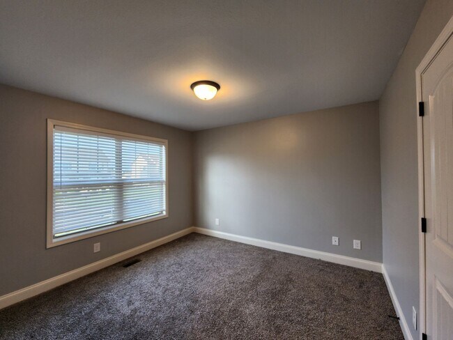 Building Photo - 1003 Sunrise Dr