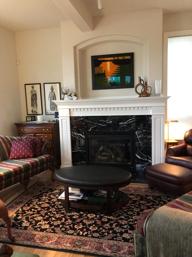 Building Photo - Beautiful 3 bedroom 2.5 Bath in North Corv...