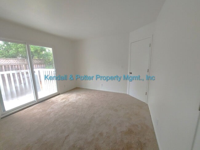 Building Photo - Spacious 2br Duplex with Yard!