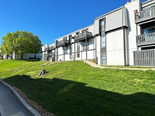 Building Photo - Modern 2 Bed, 2 Bath Apartment in Overland Park, KS!