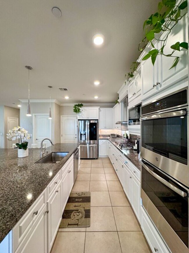 Building Photo - Stunning 5 Bedroom + Office Home with Priv...