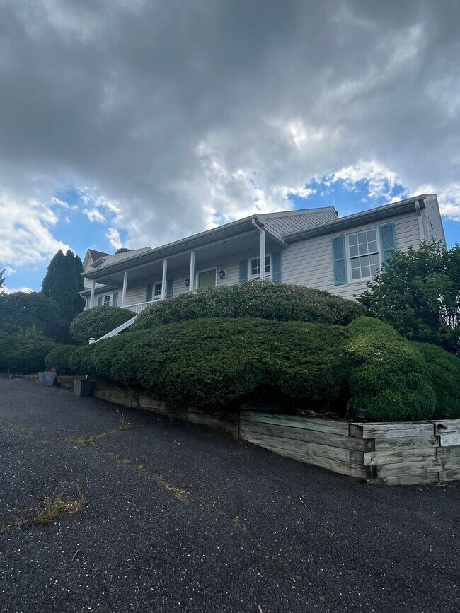 Building Photo - Beautiful 3 Bedroom house in Fishersville ...