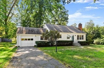 Building Photo - 8 Deerwood Ct