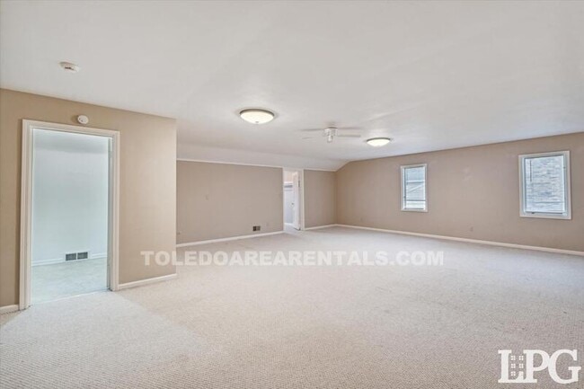 Building Photo - 3835 Hillandale Rd