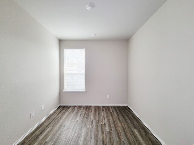 Building Photo - 11720 White Cedar St