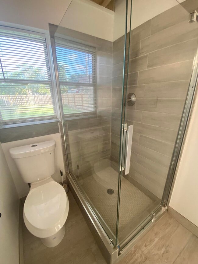 Building Photo - 109 E Hart St