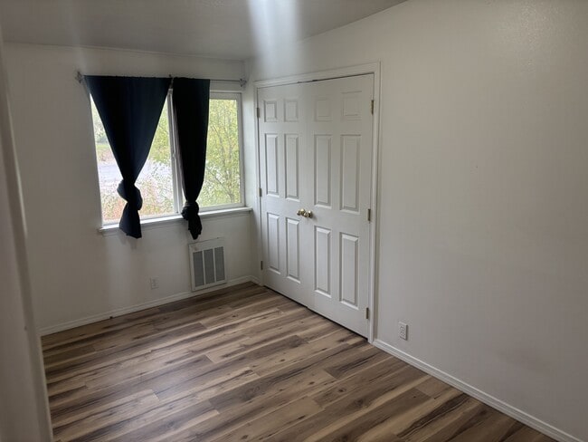 Building Photo - 1166 SE Hamilton Rd