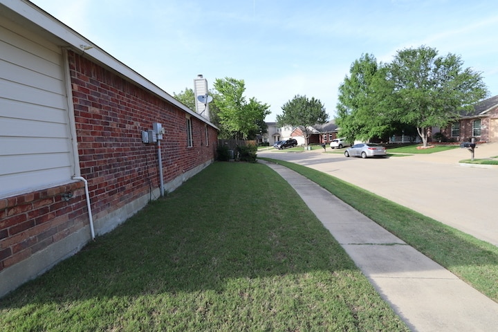 Building Photo - 1000 Warbler Ln
