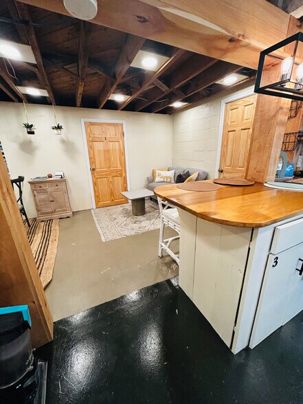 Building Photo - 10166 Glebe Rd