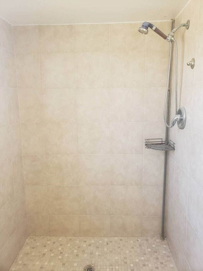 Building Photo - GREAT 3 bedroom 2 bath all new inside sing...