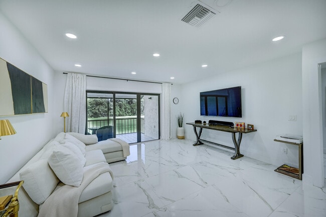 Building Photo - 8545 Casa Del Lago