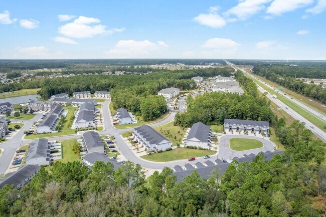 Building Photo - Furnished rental/Short Term Available