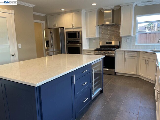 Building Photo - 1393 Arrowhead Ave