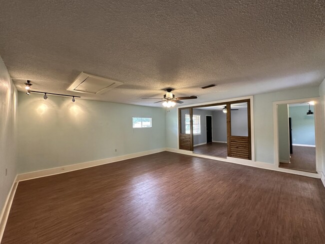 Building Photo - 11 Camelia Dr