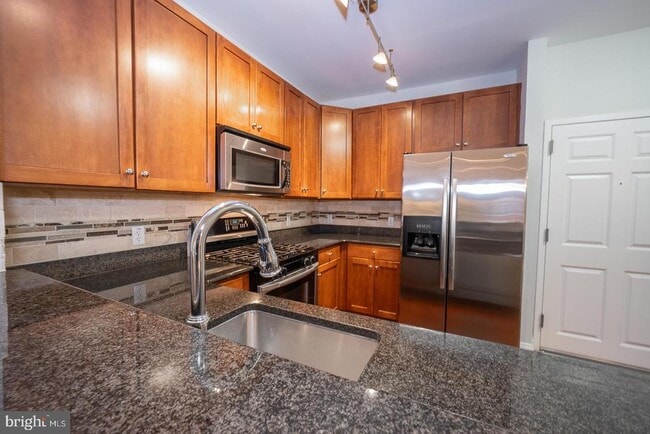 Building Photo - 300 W Elm St