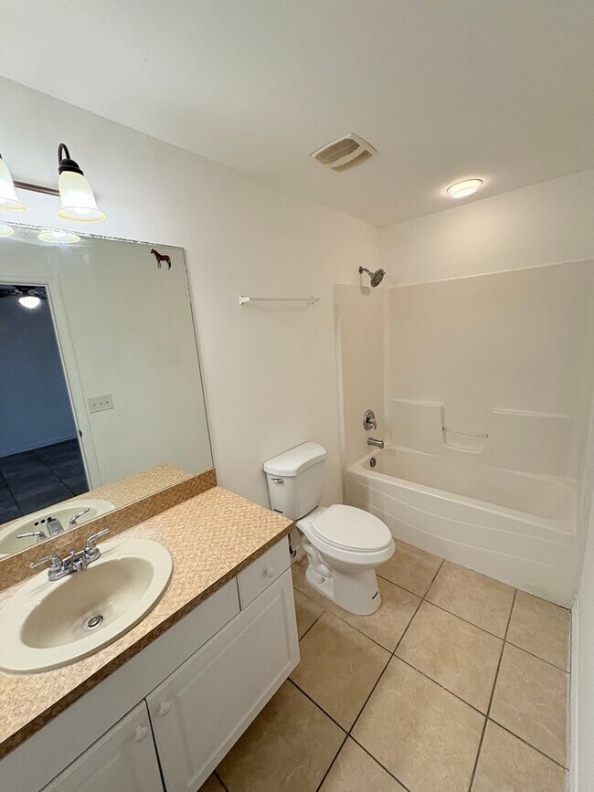 Building Photo - Charming Single-Family Home for Rent in Lehigh Acres