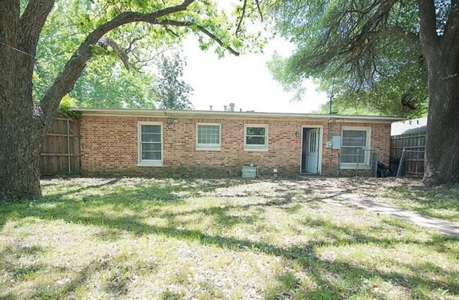 Building Photo - For Rent