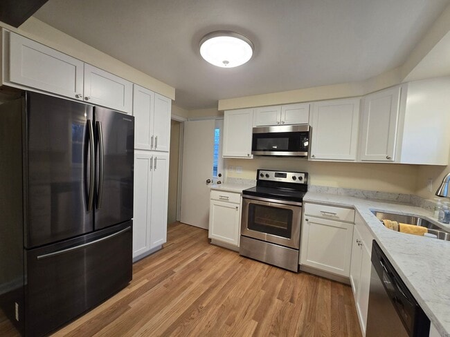 Building Photo - 2 Bedroom Home - Plum School District - Available February!