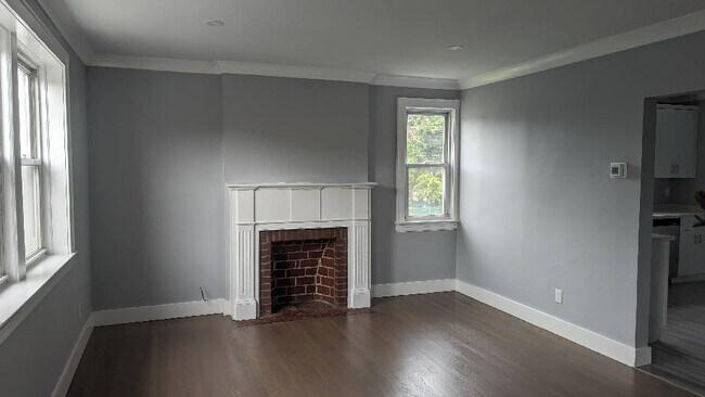 Building Photo - Renovated Modern 2 Bedroom -  No Fee