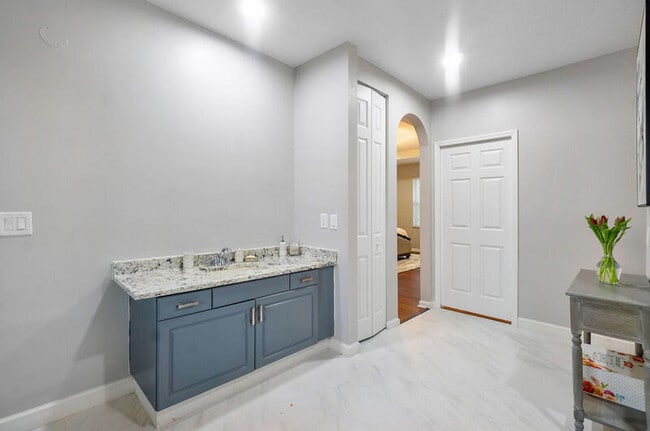 Building Photo - 9271 Madewood Ct