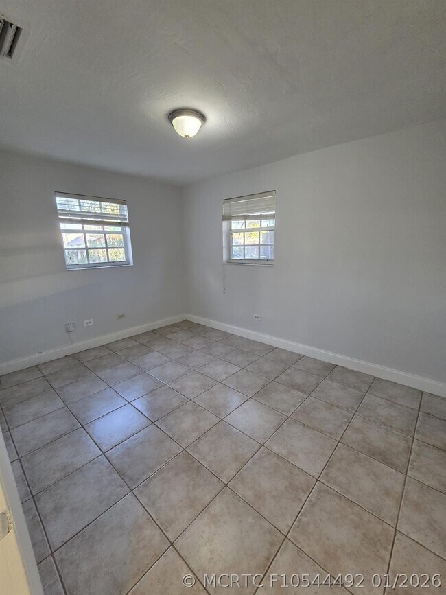 Building Photo - 5751 SW 37th St