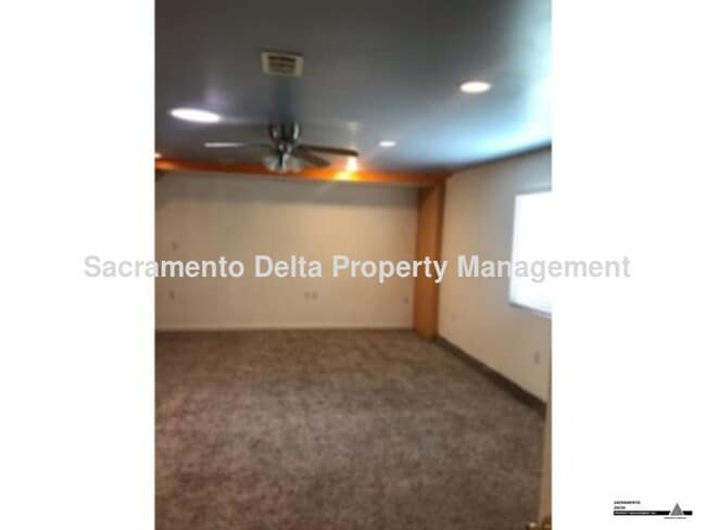 Building Photo - Updated 4 bedroom, 2 bath home with large ...