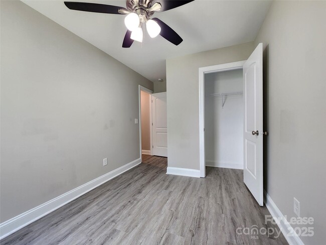 Building Photo - 2210 Brookview Ave
