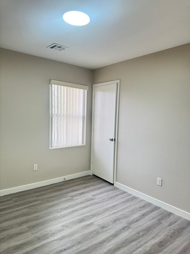Building Photo - Must see 4 bedroom 2.5 baths home with NEW...