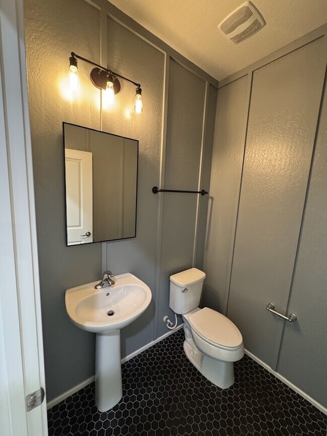 Building Photo - Chandler Luxury Townhome