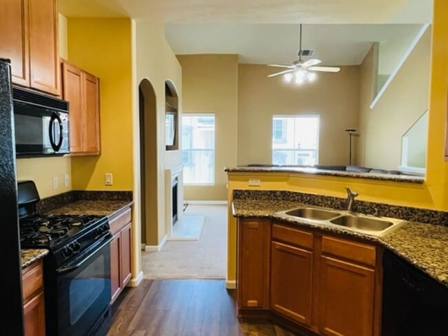 Building Photo - Beautiful Tri-Level Condominium in Gated Elk Grove Community!