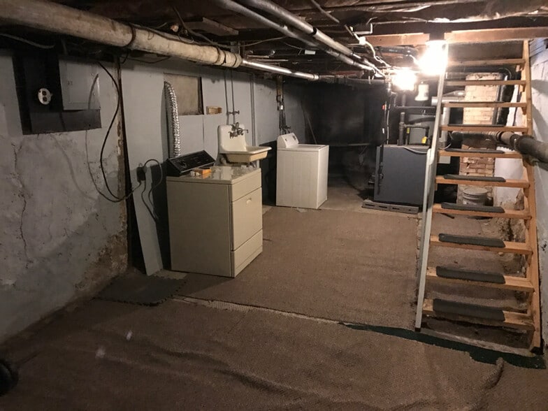 Building Photo - 130 Mooney St