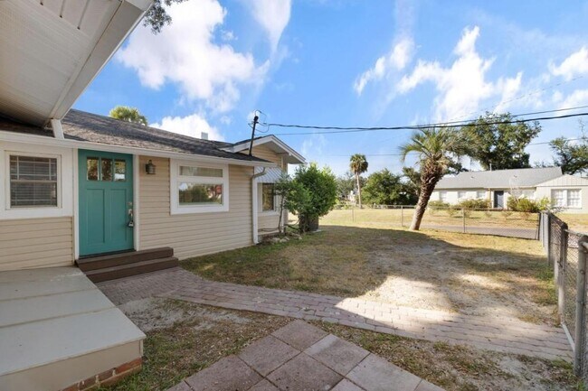 Building Photo - 342 N Cove Blvd