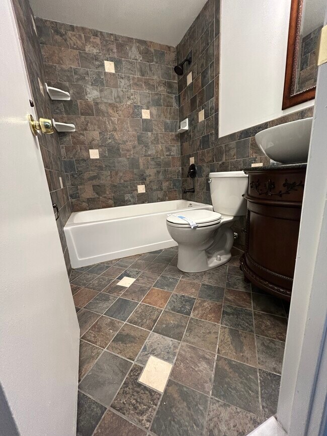 Building Photo - 18 Monhegan Ct