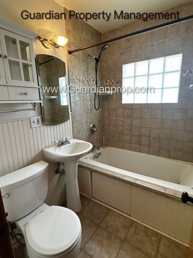 Building Photo - Orono Single Family Home, Large Garage, Sp...