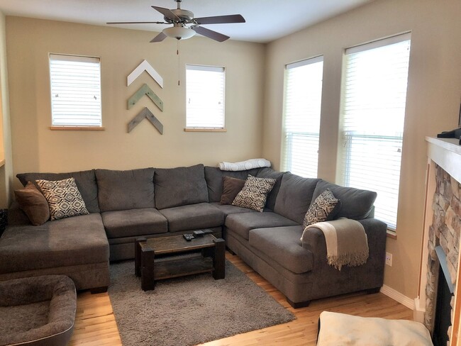 Great room - 2509 Custer Dr