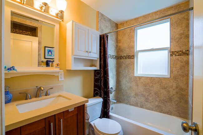 Building Photo - 610 Topaz St