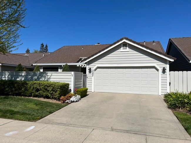 Building Photo - 3 bedroom in desirable Regency Park!