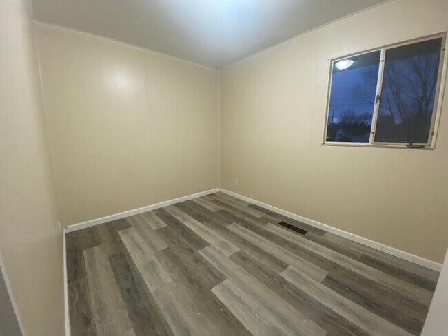 Building Photo - 429 Eldon Dr NW