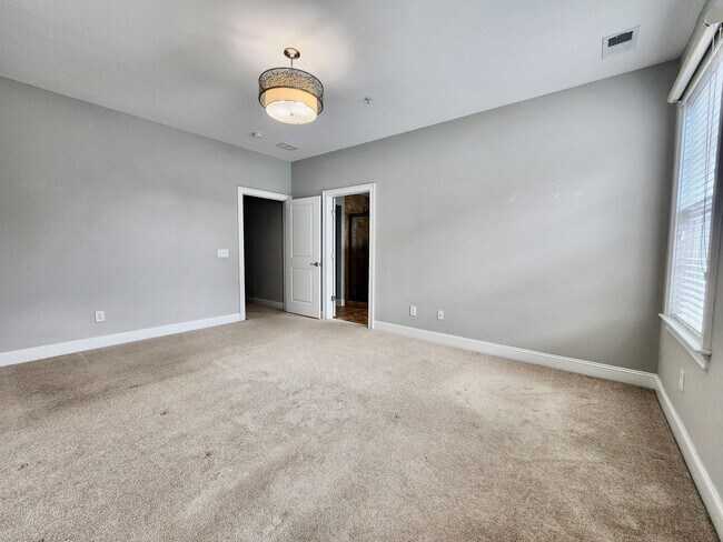 Building Photo - Four bedroom 10 minutes from the beaches o...