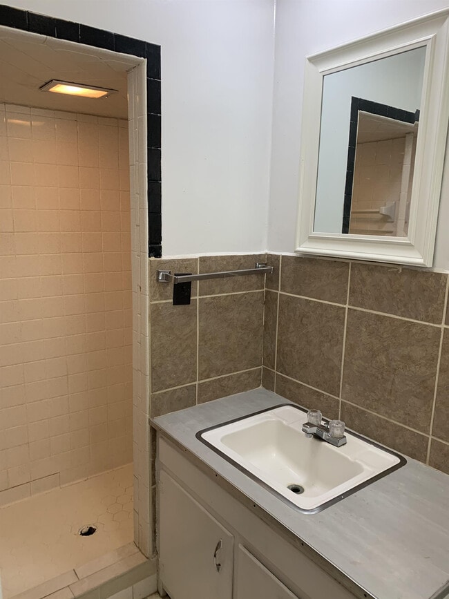 Building Photo - 5421 Pine St