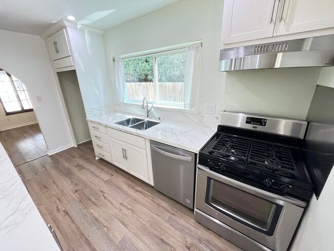 Building Photo - Adorable Spanish Style 2 Bed 1 Bath Home i...