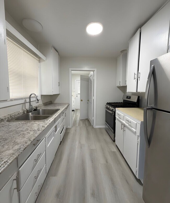 Building Photo - 231 W 81st St