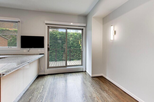 Building Photo - 171 W Goethe St