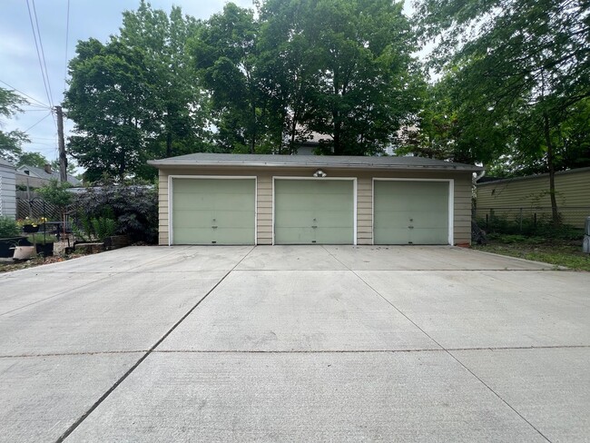 Building Photo - 3081-3081 Meadowbrook Blvd
