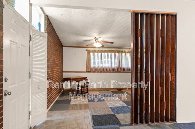 Building Photo - 6452 Evergreen Blvd