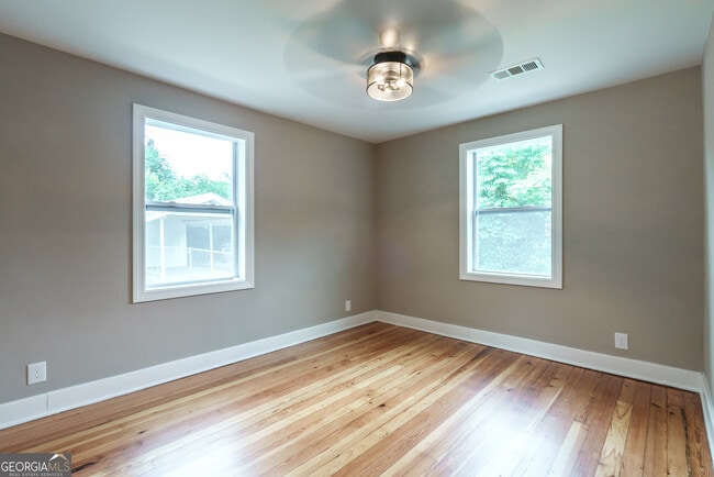 Building Photo - 175 E Main St